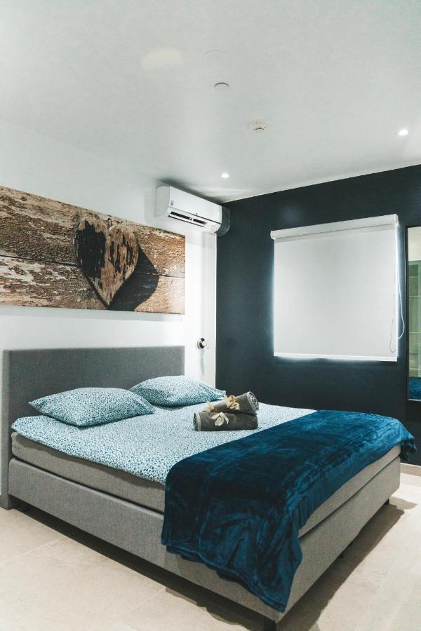 Gray Door Apartments - Adults Only Palm Beach Dış mekan fotoğraf