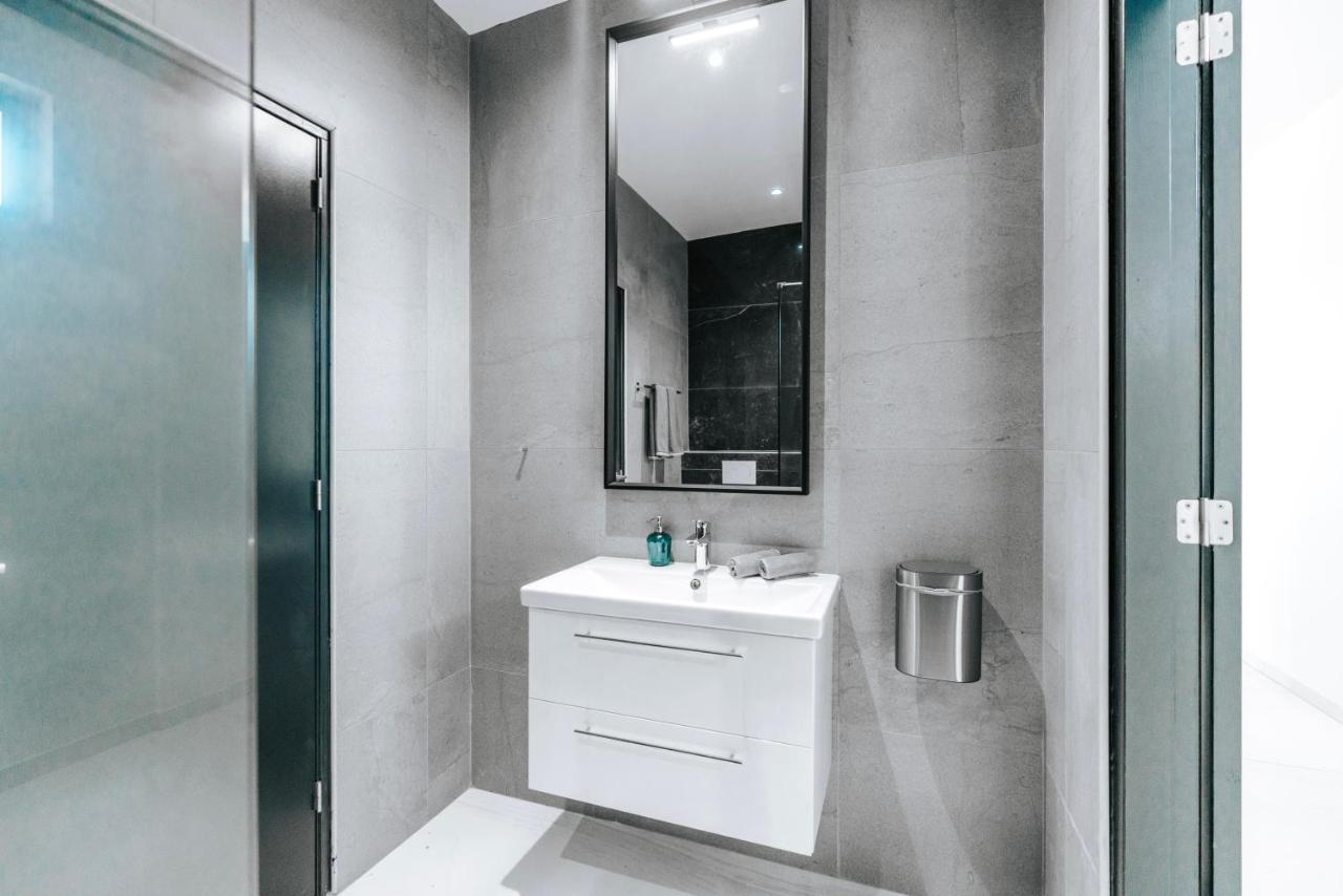 Gray Door Apartments - Adults Only Palm Beach Dış mekan fotoğraf